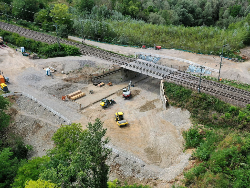 Im Sommer 2020 bereitete die Bahn den Bau des Rahmenbauwerks vor.